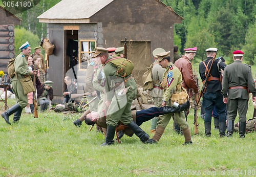 Image of Carrying the dead soldier