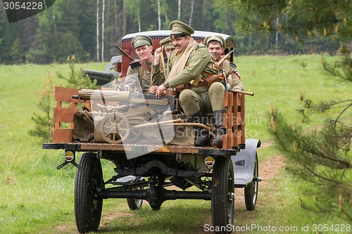 Image of soldiers load the Maxim machine gun on truck