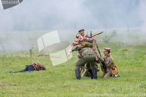 Image of soldiers helps a wounded soldier