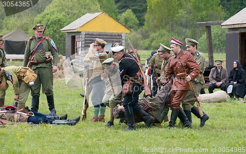 Image of Carrying the dead soldier