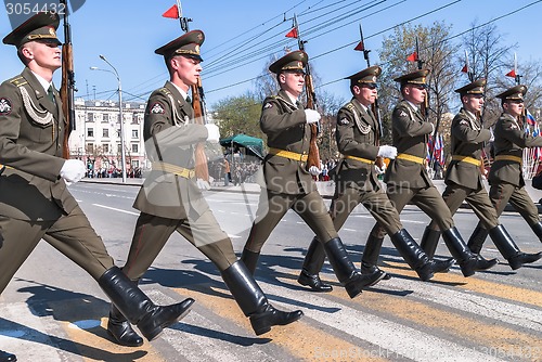 Image of Soldiers of guard of honor march on parade