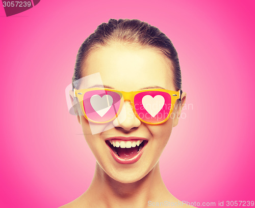 Image of amazed teen girl in sunglasses