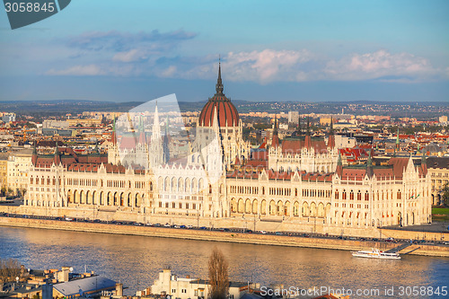Image of Parliament building in Budapest, Hungary