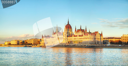 Image of Parliament building in Budapest, Hungary