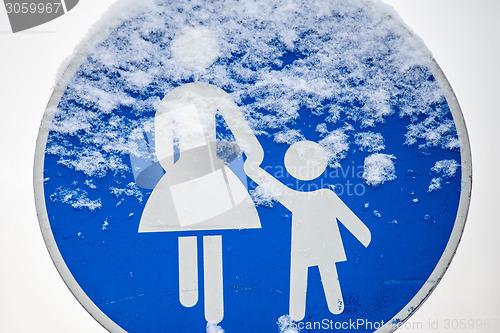 Image of snow on traffic sign