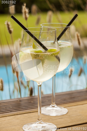 Image of hugo prosecco elderflower soda ice summer drink 