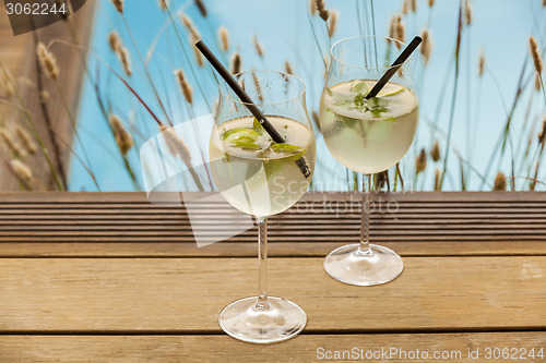 Image of hugo prosecco elderflower soda ice summer drink 