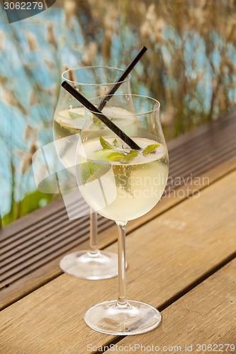 Image of hugo prosecco elderflower soda ice summer drink 