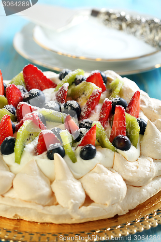 Image of Meringue with cream and strawberries.