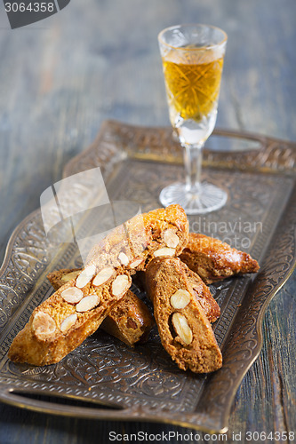 Image of Biscotti and a glass of liquor. 