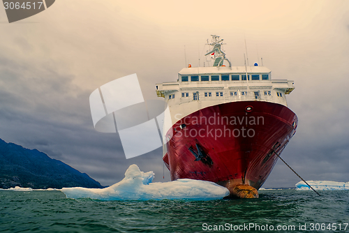 Image of Ship in Laguna San Rafael