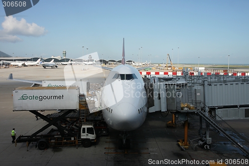 Image of Qantas Boeing 747-700 being loaded.