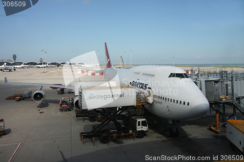 Image of Qantas Boeing 747-700 being loaded.