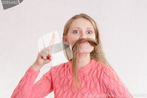 Image of Cheerful girl strikes gangsters