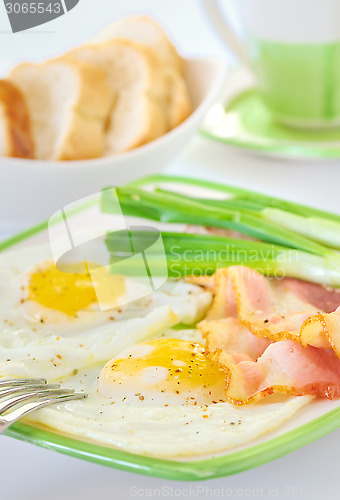 Image of breakfast with bacon and fried eggs