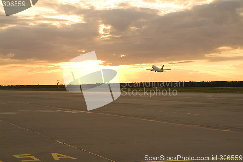 Image of airplane setting of the sun