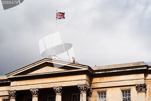 Image of london palace with flag