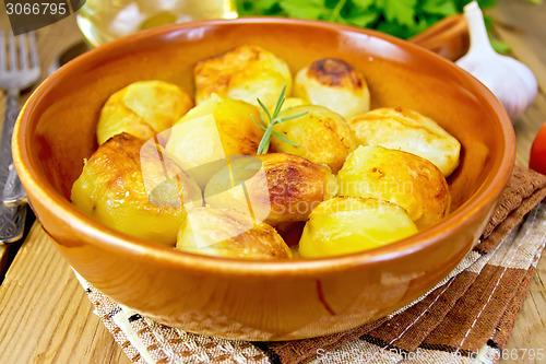 Image of Potatoes fried in ceramic pan on napkin