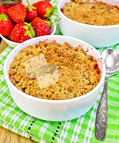 Image of Crumble strawberry on green napkin with berries
