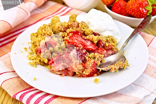 Image of Crumble strawberry in plate on napkin