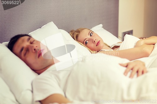 Image of family couple sleeping in bed