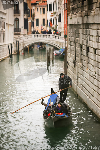 Image of Gondola passing under Bridge of Sighs