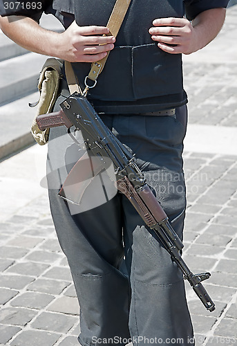 Image of Ukrainian police officer with Kalashnikov automatic rifle.