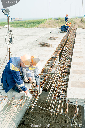 Image of Workers make fittings bindingon