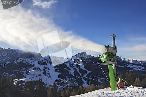 Image of Makes artifical snow with snow gun
