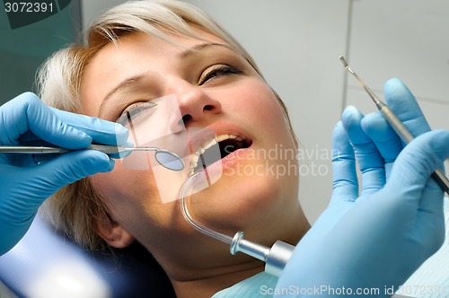 Image of dentist with patient, dental calculus removal