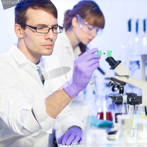 Image of Health care professionals in lab.