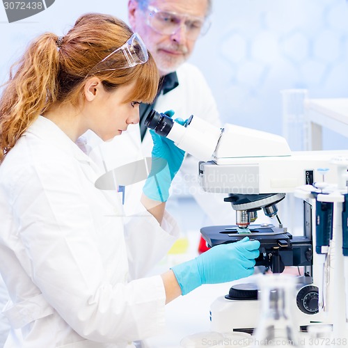 Image of Health care professionals in lab.