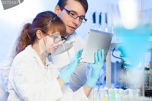 Image of Health care professionals in lab.