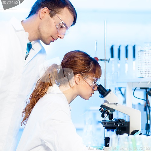Image of Health care professionals in lab.