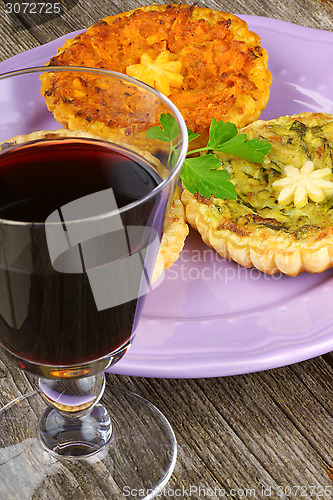 Image of Mini vegetarian quiches and red wine