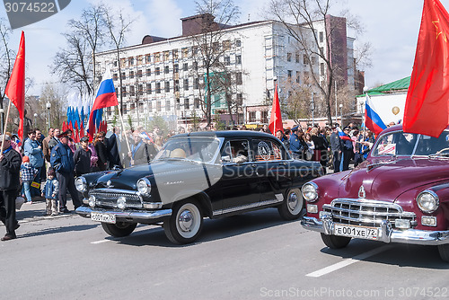 Image of Old-fashioned cars participate in parade