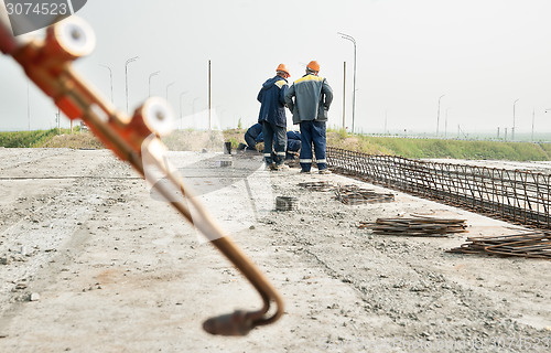 Image of Workers do fittings binding