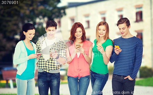 Image of smiling students with smartphones