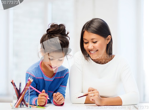 Image of mother and daughter drawing