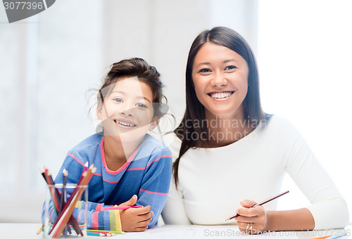 Image of mother and daughter drawing