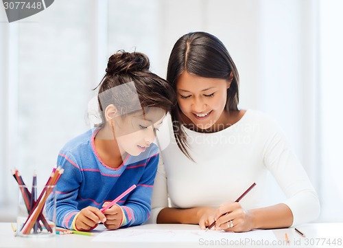 Image of mother and daughter drawing