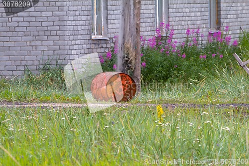 Image of thrown barrel in the settlement behind a polar circle