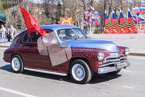 Image of Old-fashioned car participates in parade