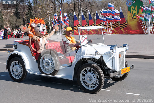 Image of Old-fashioned car with animator in tiger costume