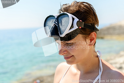 Image of Scuba diver woman can't see because of sun