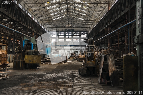 Image of Large empty hall with concrete walls