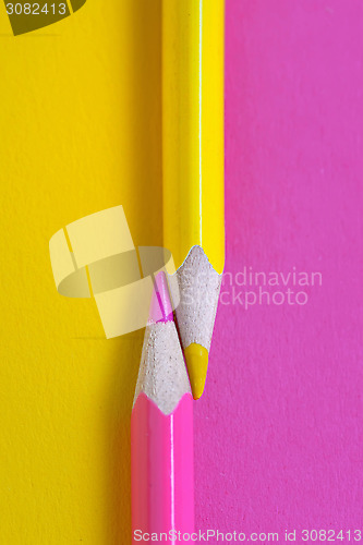 Image of yellow and pink crayons 