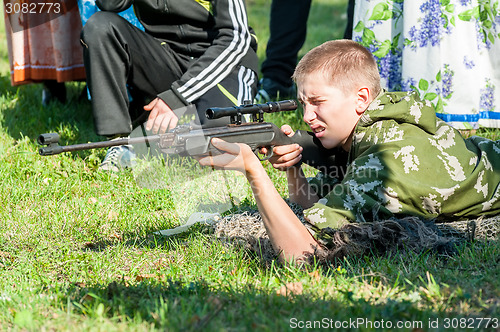 Image of Young man took aim with air gun