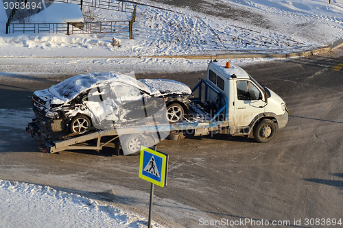 Image of evacuation of the broken car in the winter.