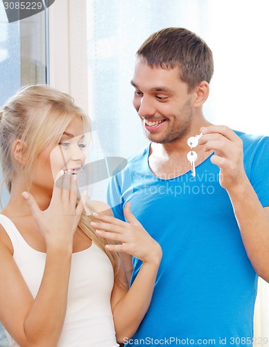 Image of happy couple with keys